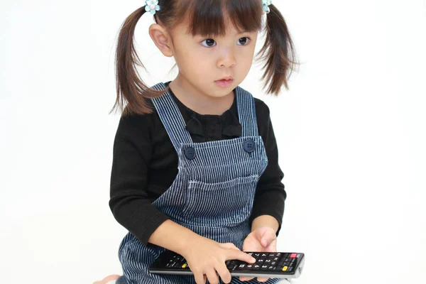 リモート コント ローラー (3 歳の日本の女の子) — ストック写真