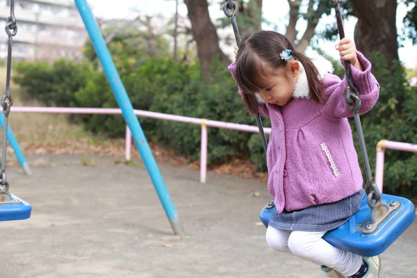 Japonesa chica en el columpio (3 años de edad ) —  Fotos de Stock