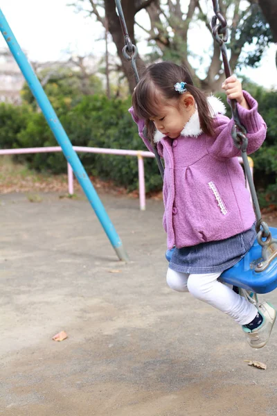 Menina japonesa no balanço (3 anos ) — Fotografia de Stock