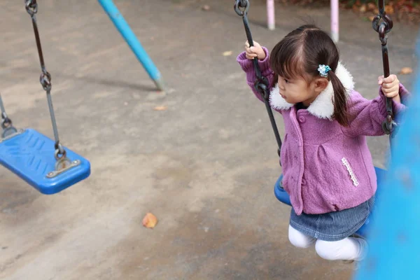 스윙 (3 세에 일본 여자) — 스톡 사진