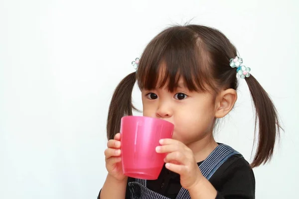 Japanerin trinkt Wasser (3 Jahre alt)) — Stockfoto