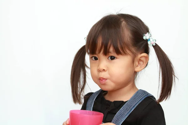 Japanerin trinkt Wasser (3 Jahre alt)) — Stockfoto