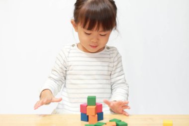 Japon kız (3 yaşında bloklarla oynama)
