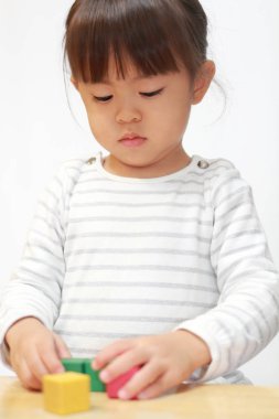Japon kız (3 yaşında bloklarla oynama)