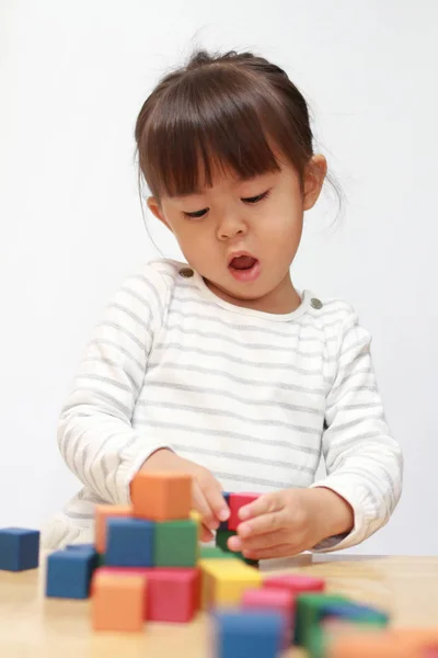 สาวญี่ปุ่นเล่นกับบล็อก (3 ปี ) — ภาพถ่ายสต็อก