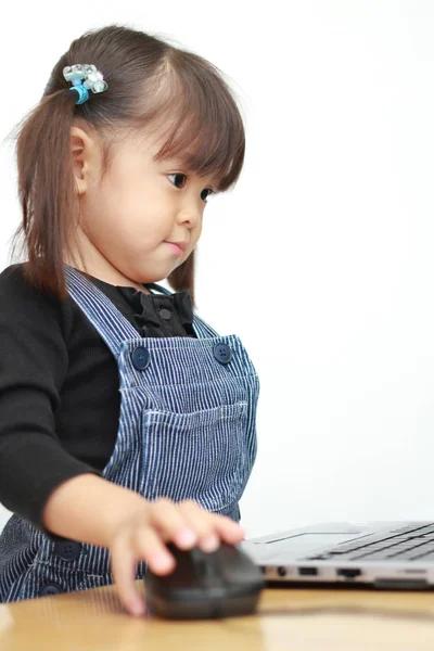 Japán lány segítségével jegyzetfüzet Pc (3 éves korig) — Stock Fotó