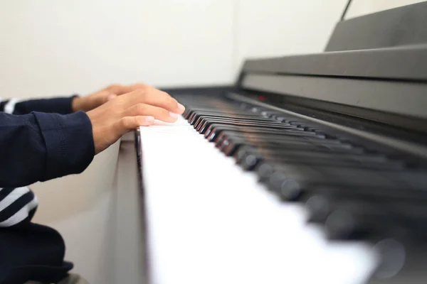 Händerna på japanska pojke spela piano (årskurs i grundskolan) — Stockfoto