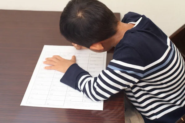 Japonés chico haciendo tarea (segundo grado en la escuela primaria ) —  Fotos de Stock