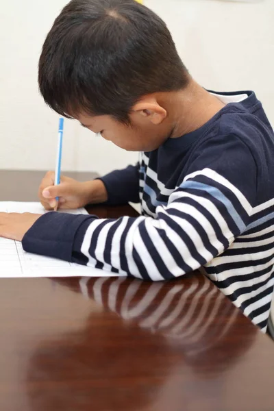 Japonés chico haciendo tarea (segundo grado en la escuela primaria ) —  Fotos de Stock