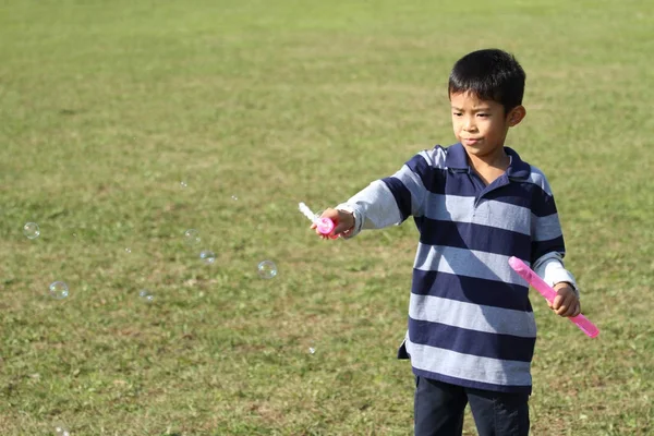 バブルで遊んで日本少年 (小学校 2 年生) — ストック写真