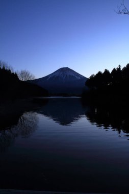 Mt. Fuji, Tanuki Gölü manzaralı, Shizuoka, Japonya (şafaktan önce)