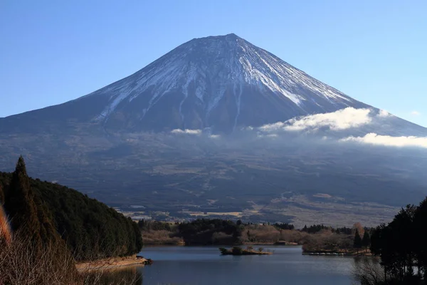 Mt. Fuji, вид з Танукі озера, Сідзуока, Японія (взимку) — стокове фото