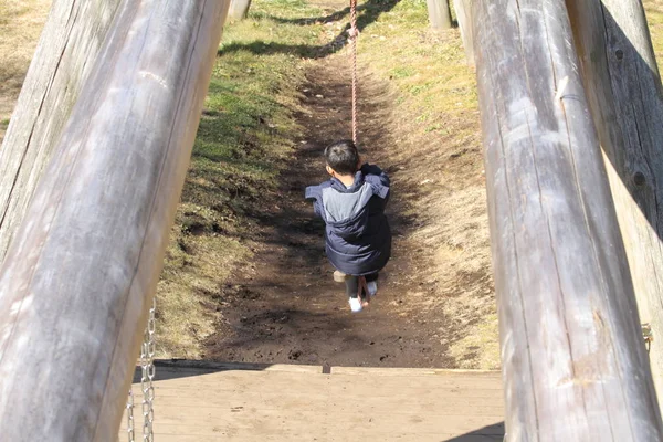 Japonský kluk hraje s flying fox (druhý stupeň ZŠ) — Stock fotografie