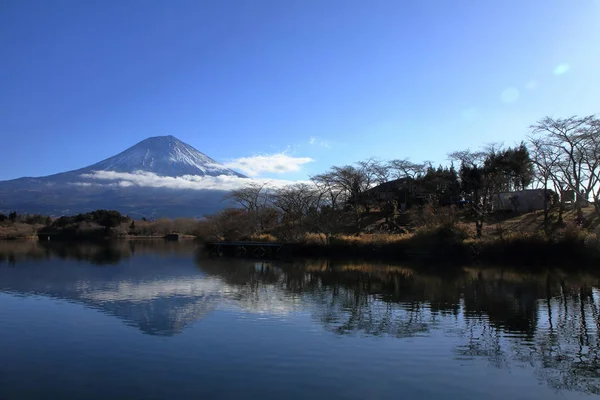 Перевернутий образ Mt. Fuji, переглянути від озера Танукі (Зимова Сідзуока, Японія) — стокове фото