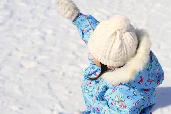 Menina japonesa ter luta bola de neve (3 anos de idade ) — Fotografia de Stock