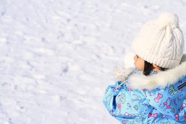 Japans meisje met sneeuwballengevecht (3 jaar oud) — Stockfoto