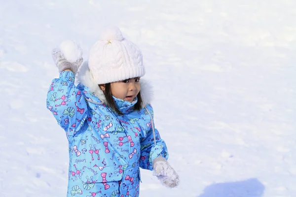 Menina japonesa ter luta bola de neve (3 anos de idade ) — Fotografia de Stock