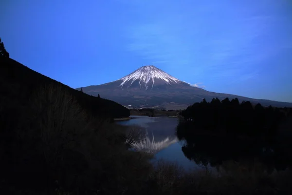 Mt. Fuji, vista desde el lago Tanuki, Shizuoka, Japón (escena nocturna ) — Foto de Stock