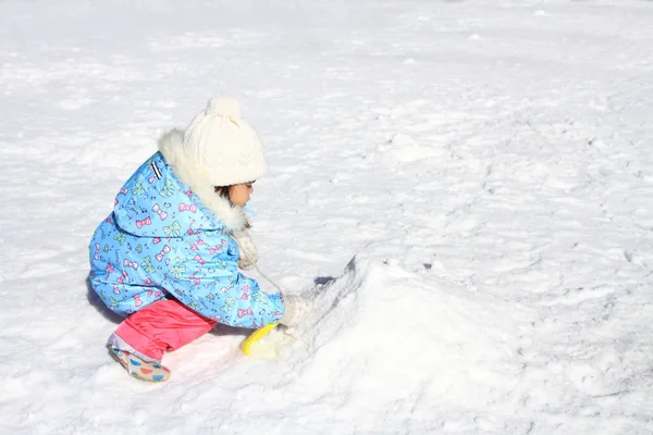 Japans meisje spelen in de sneeuw (3 jaar oud) — Stockfoto