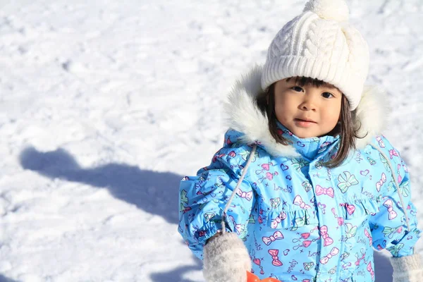 Japans meisje spelen in de sneeuw (3 jaar oud) — Stockfoto