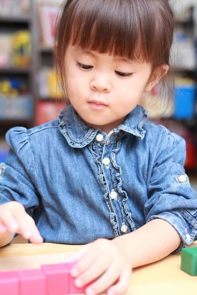 日本女孩玩积木 (3 岁) — 图库照片