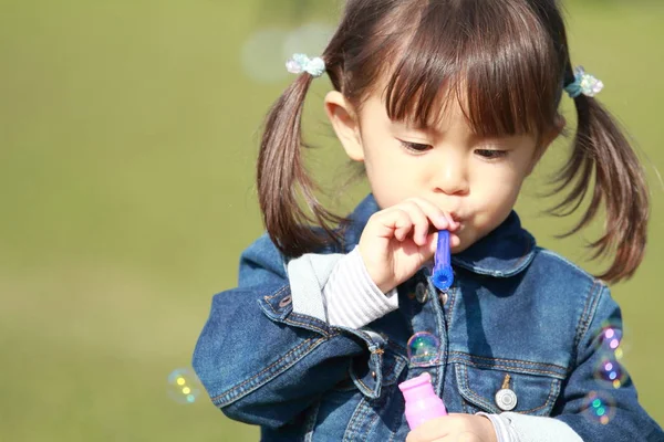 Menina japonesa (3 anos) brincando com bolha — Fotografia de Stock