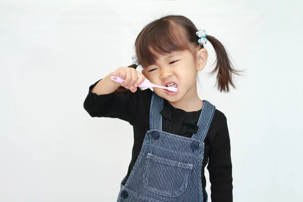 Japon kız (3 yaşında dişlerini fırçalama)