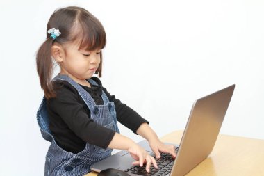 Dizüstü bilgisayar (3 yaşında kullanan Japon kız)