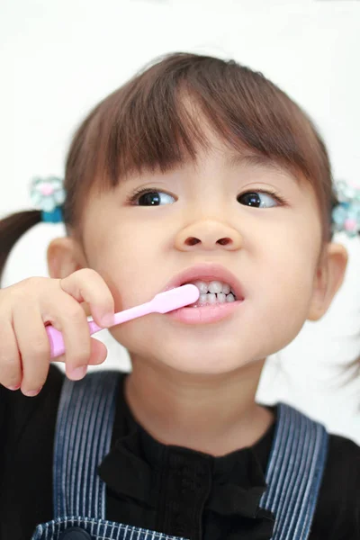 Japonais fille brossant ses dents (3 ans ) — Photo