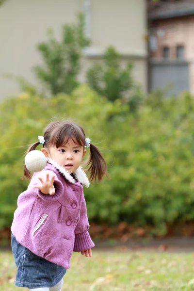 Japanese girl (3 years old) playing catch — Stock Photo, Image
