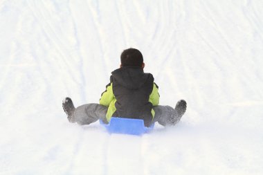 Japon çocuk üzerinde kızak (ikinci sınıf ilköğretim okulunda)