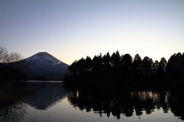 Mt. Fuji, Tanuki Gölü manzaralı, Shizuoka, Japonya (şafaktan önce)