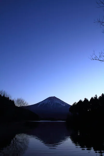 Mt. Fuji, view from Tanuki lake, Shizuoka, Japan (predawn)) — стокове фото