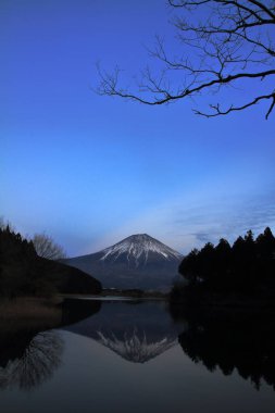 Mt. Fuji, Tanuki göletten, Shizuoka, Japonya (gece çekimi)