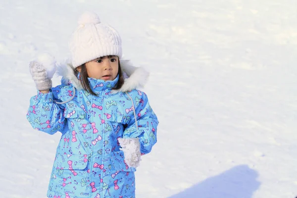 Menina japonesa ter luta bola de neve (3 anos de idade ) — Fotografia de Stock