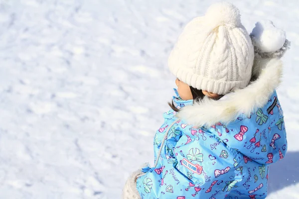 Japans meisje met sneeuwballengevecht (3 jaar oud) — Stockfoto