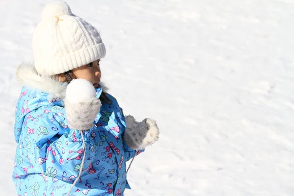 Menina japonesa ter luta bola de neve (3 anos de idade ) — Fotografia de Stock