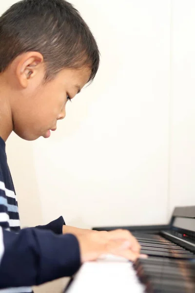 일본 아이 피아노 연주 (초등학교에서 2 학년) — 스톡 사진