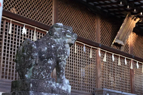 Молитвенный зал и сторожевая собака храма Уджигами в Киото, Япония — стоковое фото