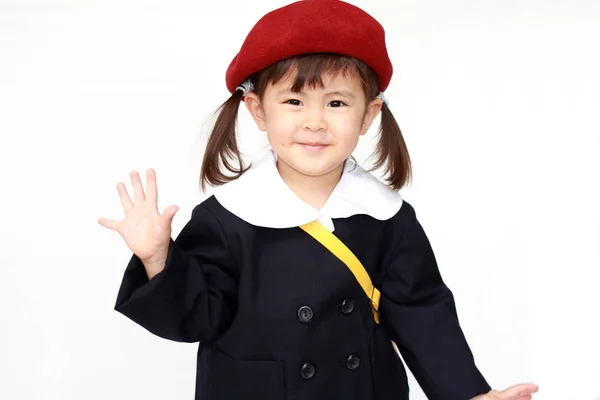 Japon kız elini (3 yaşında sallayarak anaokulu üniformalı) — Stok fotoğraf
