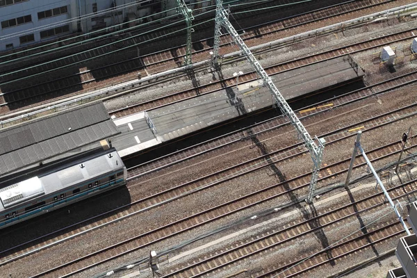 Trein via station in Japan (Kehin Tohoku lijn) — Stockfoto