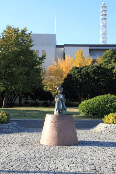 Niña pequeña con zapatos rojos en el parque Yamashita, Yokohama, Japón — Foto de Stock