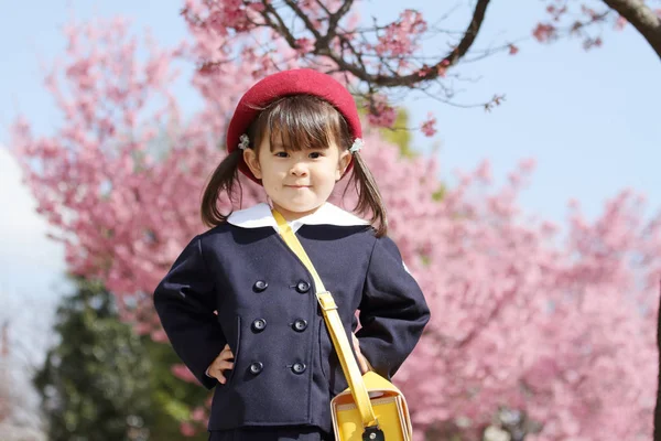 Japanisches Mädchen in Kindergartenuniform (3 Jahre alt)) — Stockfoto