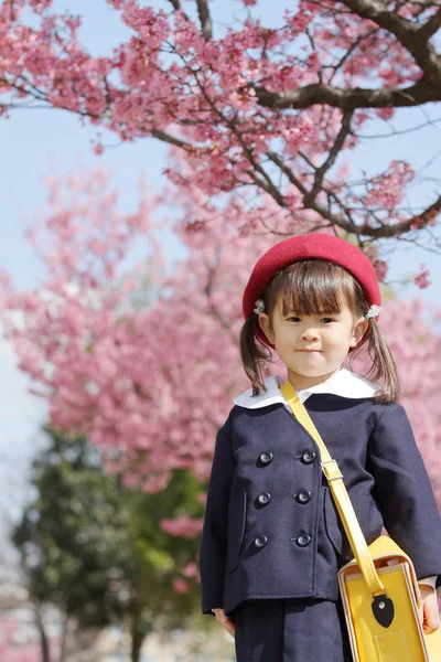 Японська дівчина в дитячому садку рівномірного (3 х років) — стокове фото