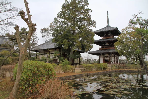 Drie verdiepingen Pagode en vijver van Hokki-ji in Nara, Japan — Stockfoto