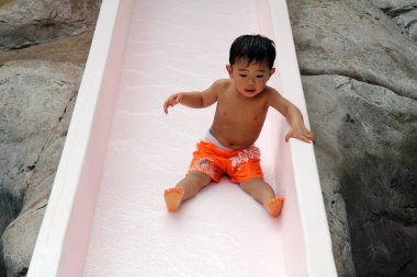 Su kaydırağı (2 yıl eski Japon oğlan)