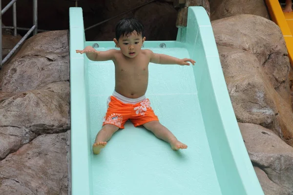 Japanischer Junge auf Wasserrutsche (2 Jahre alt)) — Stockfoto