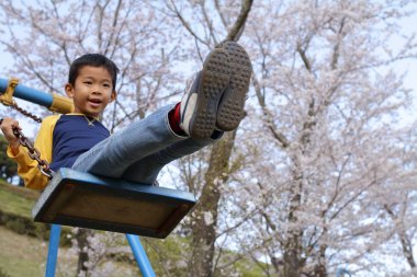 Japon çocuk salıncak üzerinde (üçüncü sınıf ilköğretim okulunda)