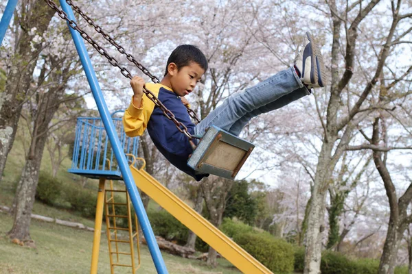 Japanese boy na houpačce (třetí třídy na základní škole) — Stock fotografie