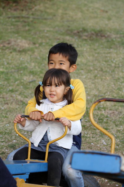 Японский брат и сестра на seesaw (8 лет мальчик и 3 года девочка
)